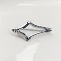 Minimalistische silberfarbene hohle geometrische Brosche mit Textur - Typ n-6 / Silber