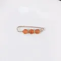 Eleganter Sicherheitsnadel-Broschen-Anstecker mit drei glänzenden orangefarbenen Perlen - 5cm / Orangener Perlenstil (R-37)