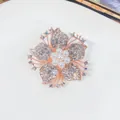 Elegante Blumenbrosche mit Kristall-Strasssteinen und Perlen in Roségold-Finish - Blumencluster-Stil (A13-20) / Roségold