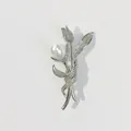 Eleganter silberner Tulpen-Broche mit glänzender Perle und strukturiertem Blumendesign. - Tulpenknospen-Stil (A1-61)