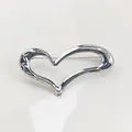 Minimalistische silberfarbene hohle herzförmige Legierungsbrosche mit Metalleffekt - Typ n-7 / Silber