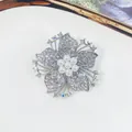Eleganter silberner Blumen-Brosche mit funkelnden Kristallen und weißen Perlen für Damen - Silberner Radialer Blumenstil Mit Strasssteinen Und Künstlichen Perlen (A13-21)