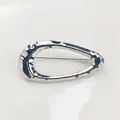 Minimalistische silberfarbene geometrische Brosche mit einer Hammerschlag-Struktur - Typ n-8 / Silber
