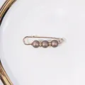 Eleganter goldener Sicherheitsnadel-Broche mit Metallperlen und Strasssteinen zur Taillenregulierung - 5cm / Perlmutt Dunkelgrauer Stil (R-15)