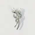 Eleganter Retro-Blumen-Brosche aus Legierung mit weißen Tropfenperlen und Silberfinish - Doppelter Blumenstil (A1-63)