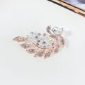 Elegante Brosche in Roségold mit weißen Perlen und glitzernden Kristallen für Damenmode - Eleganter geschwungener Perlenstil (A13-22) / Roségold