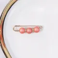 Eleganter goldener Sicherheitsnadel-Anstecker mit korallenrosa Perlen und Strasssteinen - 5.5cm / Korallenrosa Kunstperlenstil (R-7)