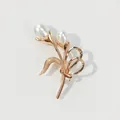 Elegante roségoldene Blumenbrosche mit zwei weißen Perlen, ein Vintage-Accessoire - Schleifenknospen-Stil (A1-64)