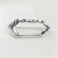 Moderne minimalistische silberne geometrische Hohlbrosche mit gehämmertem Oberflächenfinish - Typ n-9 / Silber
