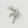 Eleganter Vintage-Blumenbrosche aus Silberlegierung mit zwei weißen Perlen für Damen. - Tränen-Künstliche Perle Stil (A1-65)