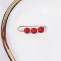Eleganter goldfarbener Sicherheitsnadel-Broche mit drei matten roten Perlen und Kristallen - 5.5cm / Roter Matte Stil (R-8)