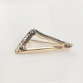 Minimalistische goldene geometrische hohle Dreieck-Brosche mit Blumengravur für Damen - Typ n-10 / Gold