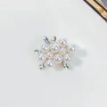 Eleganter Blumen-Anstecknadel mit weißen Perlen und funkelnden Kristallen in Gold - Goldener Blumenstrauß-Stil Mit Strasssteinen Und Künstlichen Perlen (A13-24)