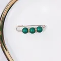 Eleganter goldener Sicherheitsnadel-Brosche mit drei smaragdgrünen Perlen und Kristallen - 5.5cm / Dunkelgrüner Stil (R-9)