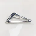 Minimalistische versilberte geometrische Dreiecksbrosche mit Hammerschlag-Design - Typ n-10 / Silber