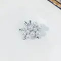 Eleganter Legierungs-Blumen-Brosche mit weißen Perlen und funkelnden Kristallen. - Marquise-Strass- und Perlenblütenstil (A13-25)