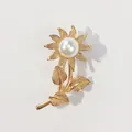 Eleganter goldener Blumenanstecker aus Legierung mit großer weißer Perle in der Mitte - Goldener Sonnenblumen Stil (A1-68)