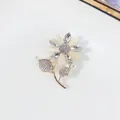 Eleganter goldener Blumenanstecker mit Kristallen und Opal-Petalen für Damen. - Nachahmung Katzenauge-Stein Blumenstil (A13-26)