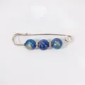 Dekorative goldene Sicherheitsnadel-Brosche mit drei blau marmorierten Perlen - 7cm / Dunkelblauer Marmor-Stil (R-32)