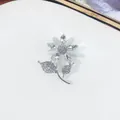 Elegante silberfarbene Blumenbrosche aus Legierung mit Kristallen und weißen Opal-Blütenblättern - Silberner Oliven-Blumenblatt-Stil Mit Opal-Optik (A13-27)