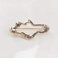 Eleganter unregelmäßiger wellenförmiger vergoldeter hohler geometrischer Broschenschmuck - Typ n-12 / Gold