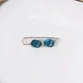 Eleganter dekorativer Sicherheitsnadel-Anstecker mit blau marmorierten Perlen in Gold - 5cm / Dunkelblauer Marmor-Stil (R-40)