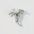 Vintage-Blumenbrosche aus Silberlegierung mit einer zentralen weißen Perle für Damen - Fünfblättriger Blumenstil (A1-71) / Silber