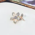 Eleganter goldfarbener Blumenbrosche mit funkelnden Kristallen und Perlen für Damen - Fünfblättrige Blüte mit einzelnem Blatt Stil (A13-28) / Gold
