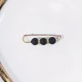 Elegante goldene Sicherheitsnadel-Brosche mit schwarzen matten Perlen. - 5cm / Mattschwarzer Stil (R-12)