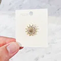 Eleganter Sonnenblumen-Broschenstift mit Vergoldung und klaren Kristallen auf einer Karte. - Gold (Stil 09)