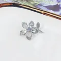 Eleganter silberner Blumen-Brosche mit funkelnden Kristallen und opalisierenden Steinen - S-9 Blumenstil (A13-29) / Silber