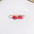 Eleganter goldener Sicherheitsnadel-Broschenclip mit roten Perlen zur Taillenregulierung bei Kleidern - 5cm / Roter unregelmäßiger Stil (R-38)