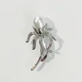 Elegante Vintage-Blumenbrosche aus Legierung mit einer edlen weißen Tropfenperlen-Einlage - Wassertropfen-Künstliche Perle Stil (A1-73)