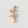 Elegante Vintage Tulpen-Brosche in Roségold mit weißer Perle auf weißem Hintergrund - Tulpen Perlenstil (A1-74)