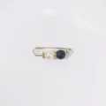 Eleganter goldfarbener Sicherheitsnadel-Brosche mit Perle und schwarzer matter Perle - 3.9cm / Mattschwarzer Kunstperlenstil (R-26)