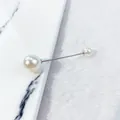 Eleganter doppelköpfiger weißer Perlenanstecker mit poliertem silberfarbenem Metallstab - Doppelend-Perlenstil - Silberne Nadel (LC-29) / Länge 6.6cm