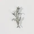 Eleganter silberfarbener Tulpen-Blumenbroschen-Stecker mit weißer Perle und Textur - Doppelter Tulpenstil (A1-75)