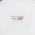 Goldfarbene Sicherheitsnadel-Brosche mit weißen und rosa Perlen und Kristallen - 3.9cm / Weißer und violetter Kunstperlenstil (R-27)