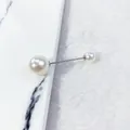 Minimalistische Broschennadel mit zwei weißen Perlen für Strickjacken und Taillenakzent - Doppelend-Perlenstil - Silberne Nadel (LC-31) / Länge 5.5cm