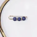Eleganter goldfarbener Sicherheitsnadel-Anstecker mit drei dunkelvioletten Perlen und Kristallen - Lila Perlenstil (R-10) / 5.5cm / Dunkellila