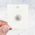 Eleganter Kristall-Schneeflocken-Brosche-Anstecker für Kleidung und Dekoration - 011 Silber