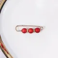 Rote Perlen-Sicherheitsnadel-Brosche für Taillenreduktion und Pullover - Roter Perlendekor-Stil (R-13) / 5cm / Matt Rot