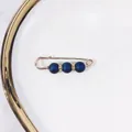Eleganter dekorative Sicherheitsnadel-Brosche mit dunkelblauen Perlen und Gold-Strasssteinen - Blauer Perlendekor-Stil (R-16) / 5cm / Dunkelblau