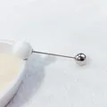 Eleganter doppelköpfiger Broschenstift mit weiß mattierten und polierten Silberkugeln - Weißer Matter und Silberner Kugelstil (LC-37) / Länge 6.5cm