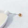 Minimalistische Doppelkopfbrosche mit mattweißen und glänzend goldenen Perlen Finish. - Weißer Matter und Goldener Kugelstil (LC-38) / Länge 5.5cm