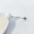 Doppelköpfige Broschennadel mit weißer matter und silberner Kugel zur Taillenanpassung - Weißer Matter und Silberner Kugelstil (LC-39) / Länge 5.5cm