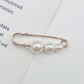 Eleganter goldener Sicherheitsnadel-Brosche mit drei abgestuften weißen Perlen für Damen - Verlauf Perlen Sicherheitsnadel Stil (v-1) / Länge 5.2cm / Gold/Weiß