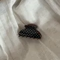 Eleganter schwarz-weißer Haarkrebs aus Acetat mit Punkten auf Leinenhintergrund - Bogen-Haarklammer / Kaffee Weiß Gepunktet