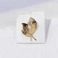Detailaufnahme einer eleganten goldenen Blattnadel mit Perle auf einer schlichten Karte - Frosted Blattstil (A12-23)