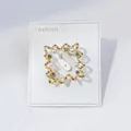 Eleganter goldfarbener gewellter quadratischer Brosche mit Perlen und Kristallen - Wellenförmiger Quadratstil (A12-3)